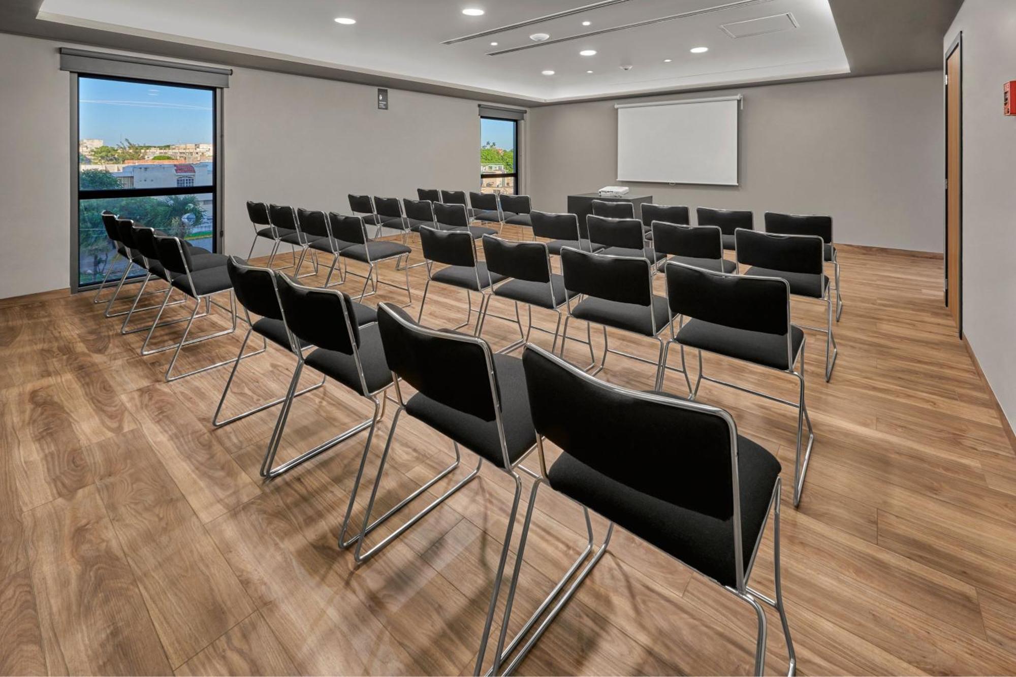 City Express Plus By Marriott Leon Centro De Convenciones Екстериор снимка