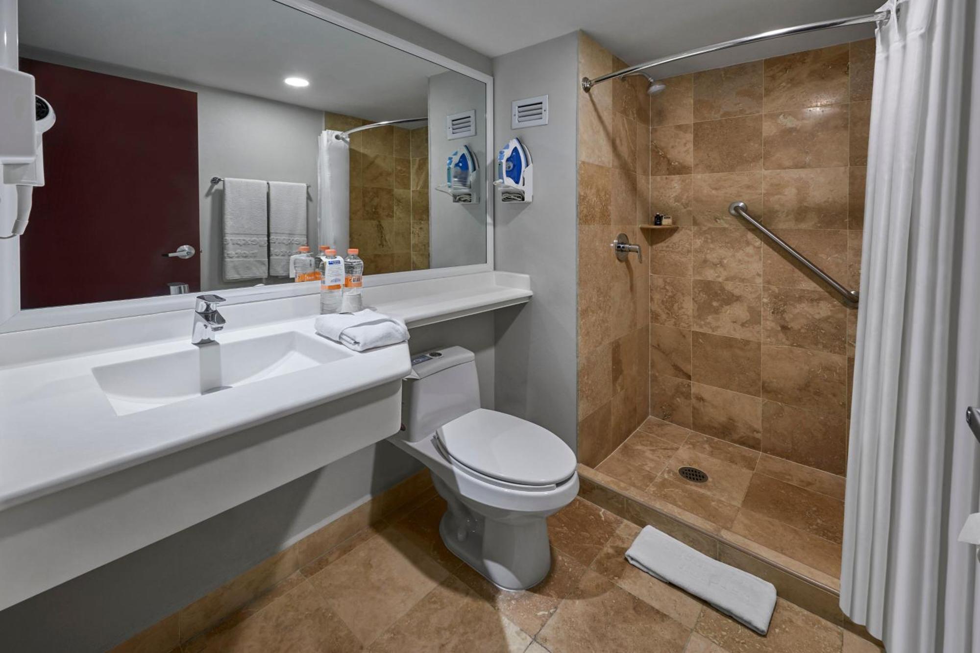City Express Plus By Marriott Leon Centro De Convenciones Екстериор снимка