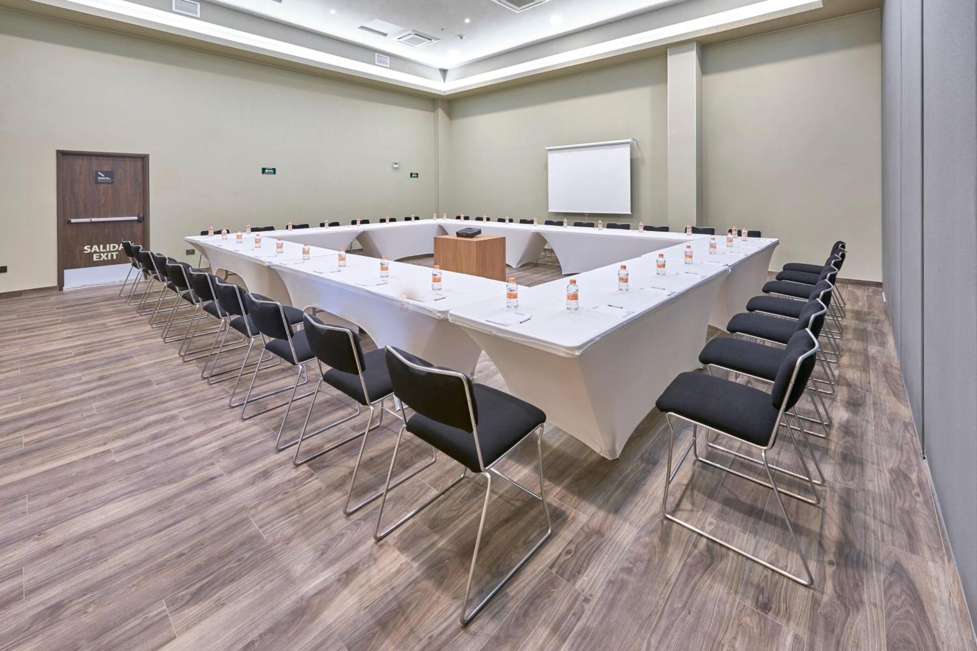 City Express Plus By Marriott Leon Centro De Convenciones Екстериор снимка