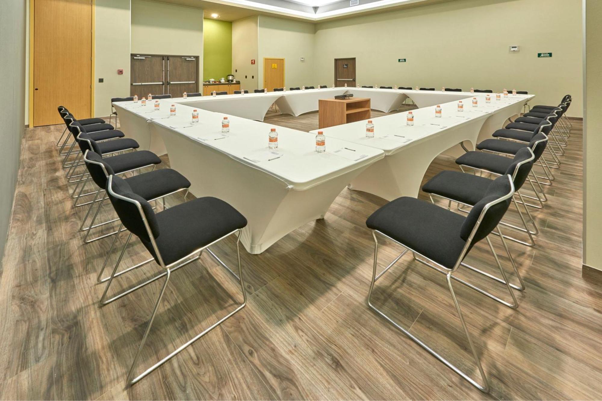 City Express Plus By Marriott Leon Centro De Convenciones Екстериор снимка