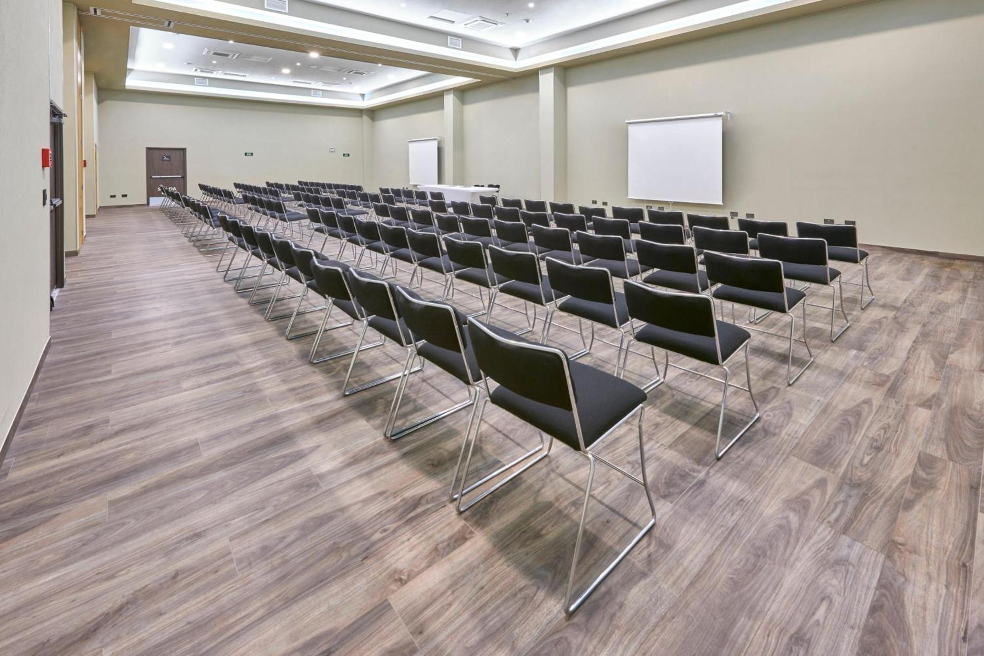 City Express Plus By Marriott Leon Centro De Convenciones Екстериор снимка