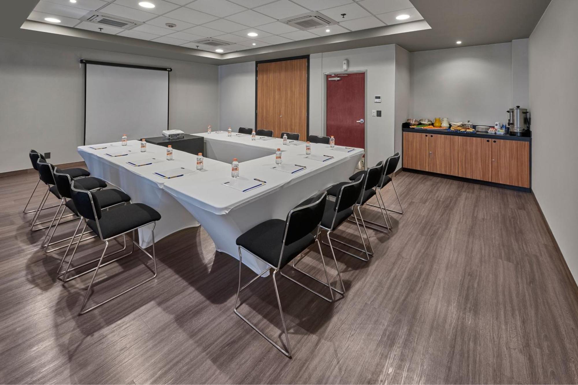 City Express Plus By Marriott Leon Centro De Convenciones Екстериор снимка