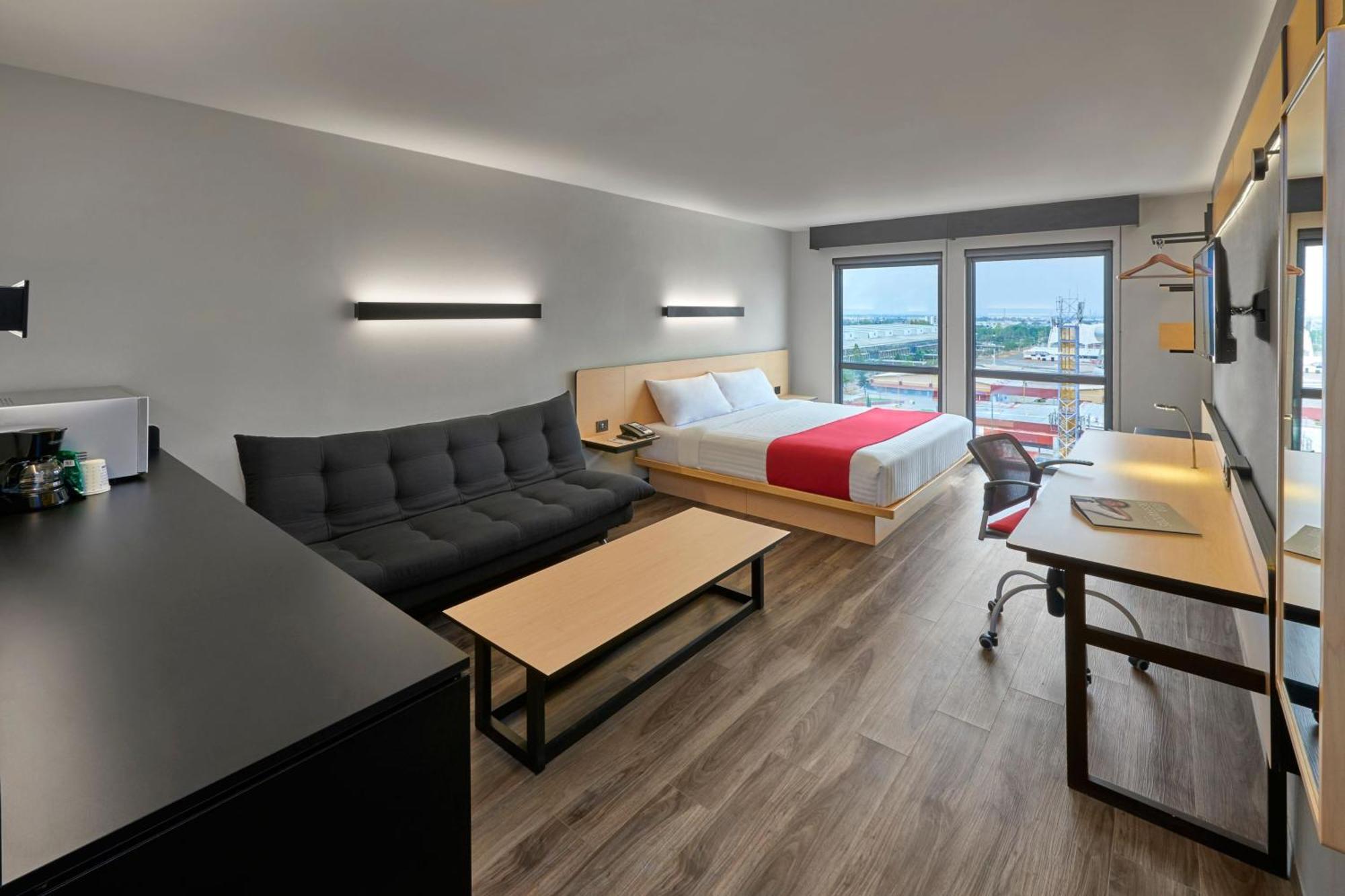 City Express Plus By Marriott Leon Centro De Convenciones Екстериор снимка