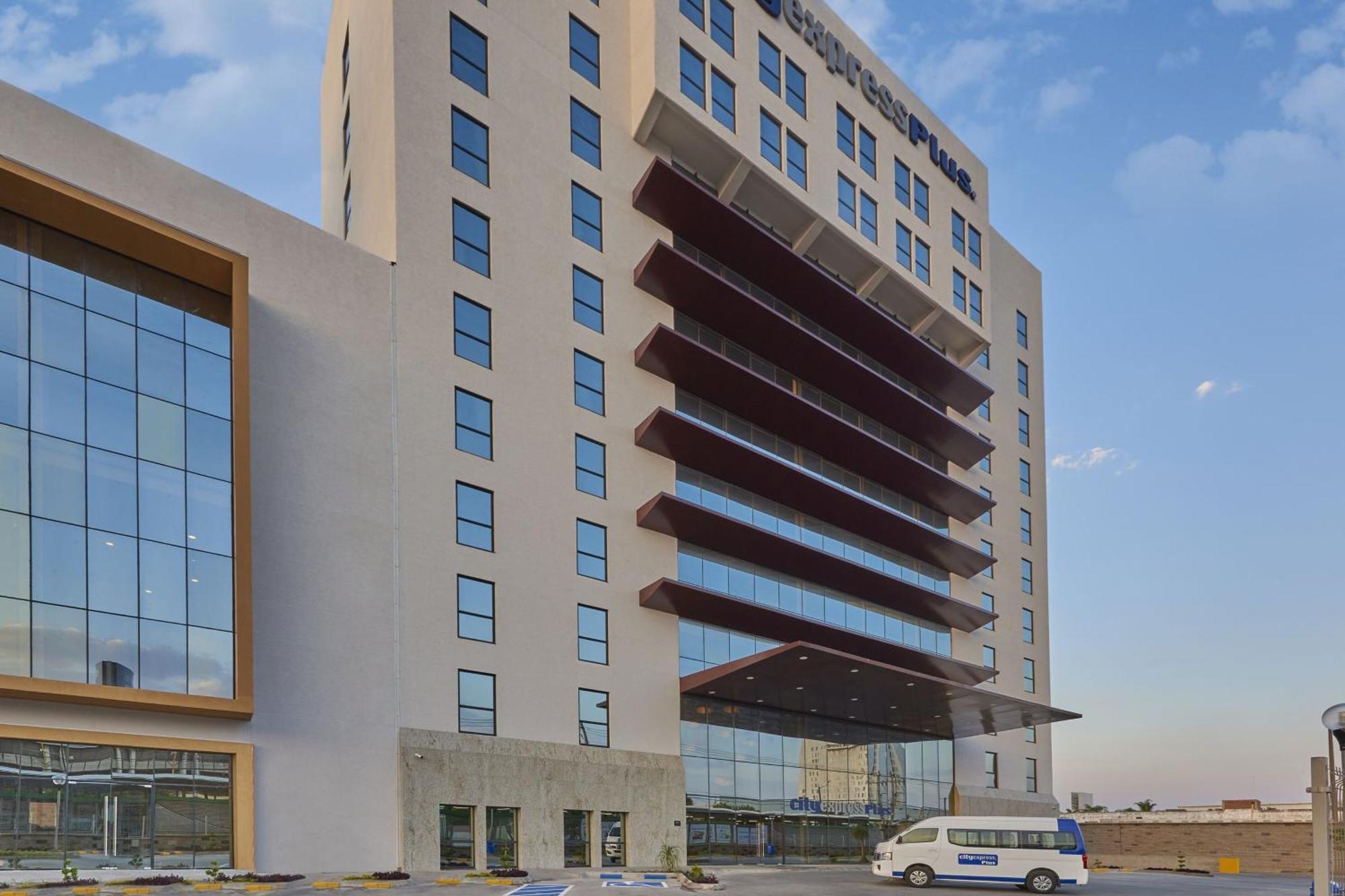 City Express Plus By Marriott Leon Centro De Convenciones Екстериор снимка